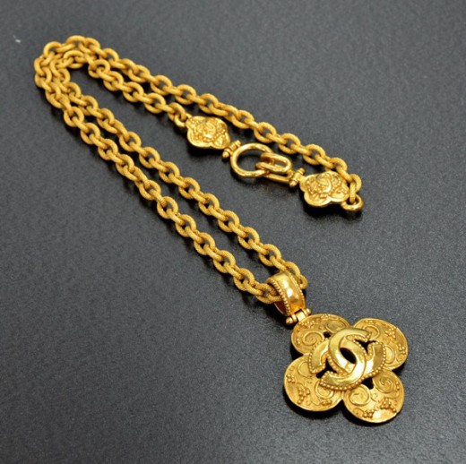 Chanel Resin Clover Pendant Necklace Yellow Gold Tone 25
