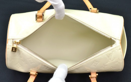 Leather handbag Louis Vuitton White in Leather - 31679657