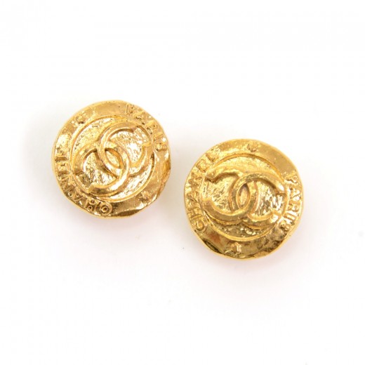 Vintage gold tone small stud earrings round