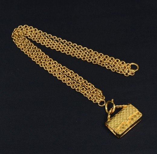 Chanel Vintage Chanel Gold Tone 2.55 Bag Motif Necklace SS444