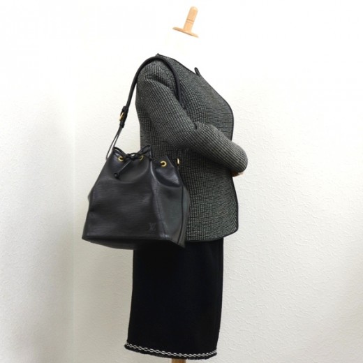 Louis Vuitton Petit Noé Leather Shoulder Bag (pre-owned) in Black