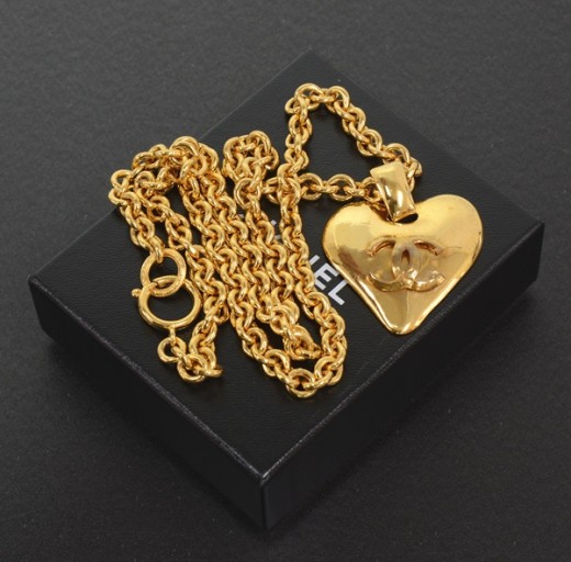 Chanel Vintage Chanel Gold Tone Heart Motif Pendant Necklace SS445