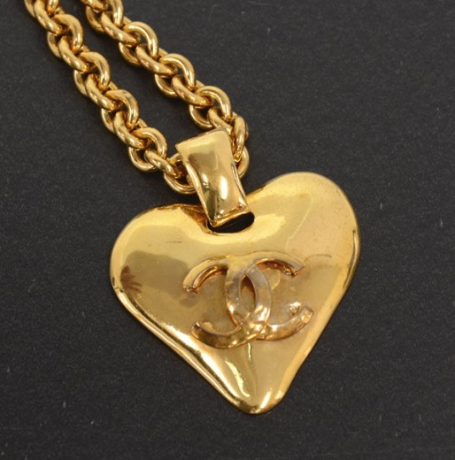 Chanel Vintage Chanel Gold Tone Heart Motif Pendant Necklace SS445