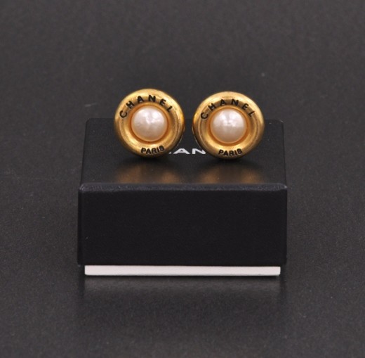 NIB Chanel Classic Circle Pearl Stud Earrings GHW – Boutique Patina
