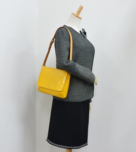 Thompson leather handbag Louis Vuitton Yellow in Leather - 35291244