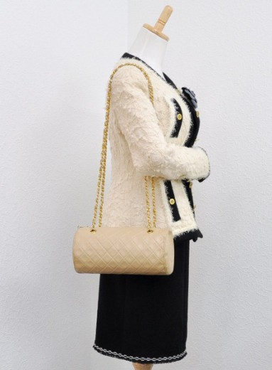 Chanel 23P Quilted Chain Around Hobo Bag Beige Lambskin – ＬＯＶＥＬＯＴＳＬＵＸＵＲＹ