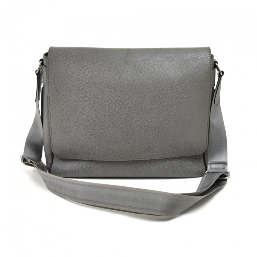 Louis Vuitton Roman MM Taiga Messenger Bag Black Leather W12.59 D10.23  H3.5