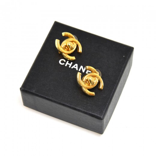 CHANEL Vintage Round CC Logo Button Clip On Gold Tone Faux Pearl Earrings