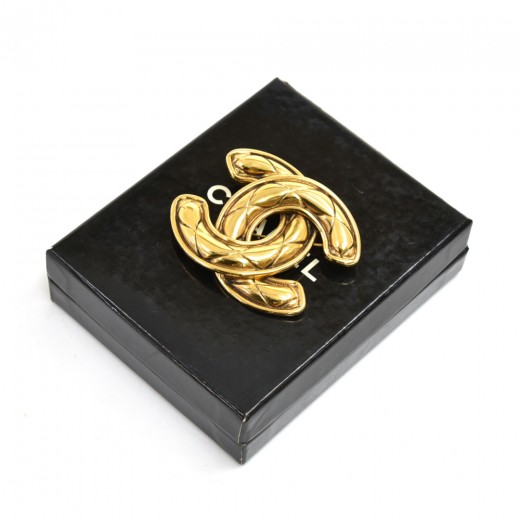 Chanel Vintage Iconic CC Logo Gold Tone Metal Quilted Pin Brooch