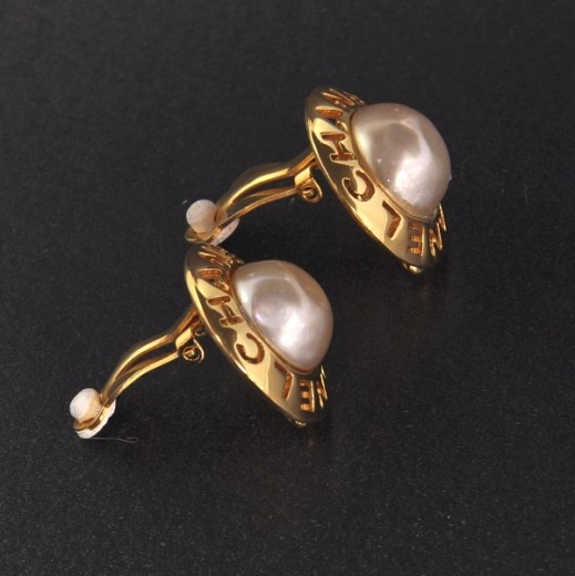 Chanel pearl logo earrings - Gem