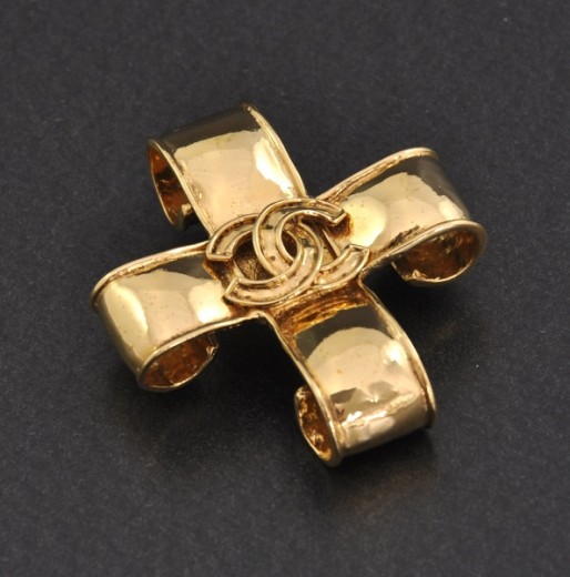 Chanel Chanel Ribbon Shaped Brooch Pin Gold Tone CC Logo