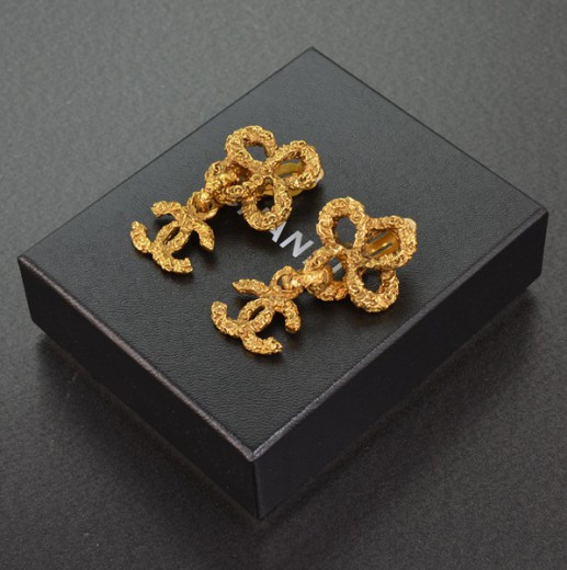 Chanel Chanel Vintage Clover Motif Gold Tone CC Earrings SS148