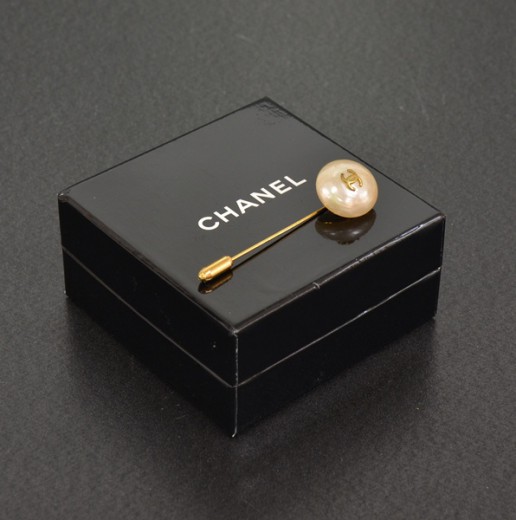 Chanel Chanel pearl Brooch Pin CC logo in gold tone X709