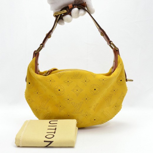 Pre-owned Louis Vuitton Leather Clutch Bag In Yellow