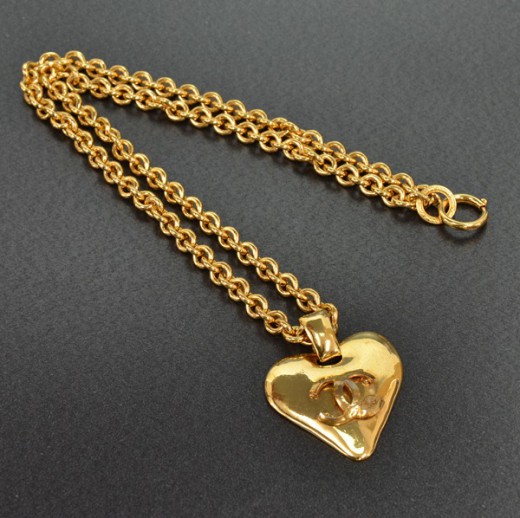 Twinkelen Implementeren steak Chanel Vintage Chanel Gold Tone Heart Motif Pendant Necklace SS445
