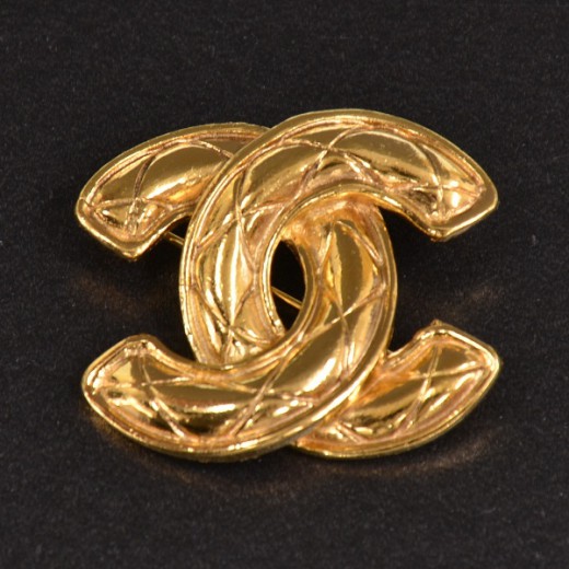 Chanel Vintage Chanel Gold Tone Small CC Logo Brooch SS515
