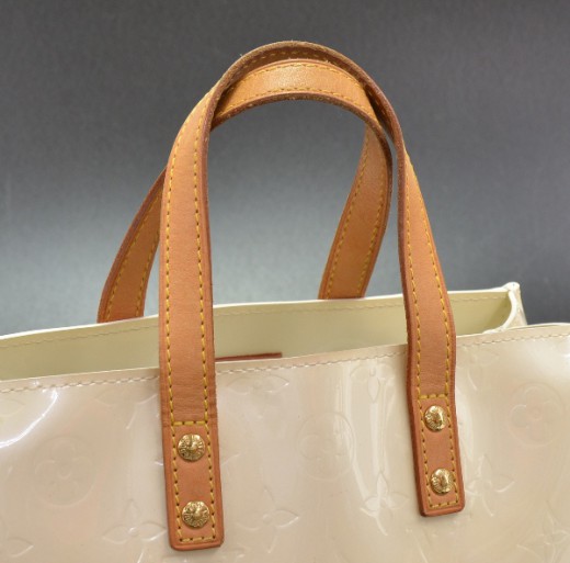 Louis Vuitton Louis Vuitton White Vernis Leather Reade PM Bag V542