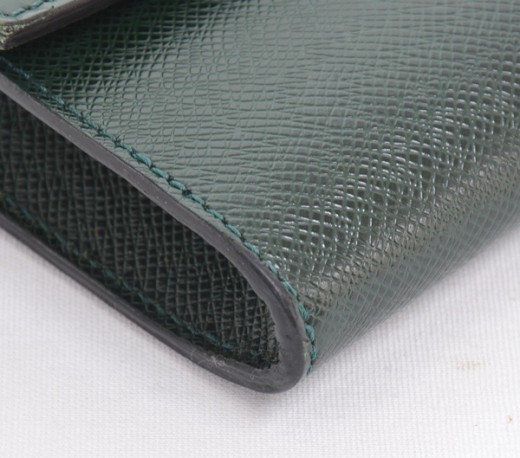 Louis Vuitton Green Taiga Kaluga Clutch Bag Dark green Leather ref.480203 -  Joli Closet
