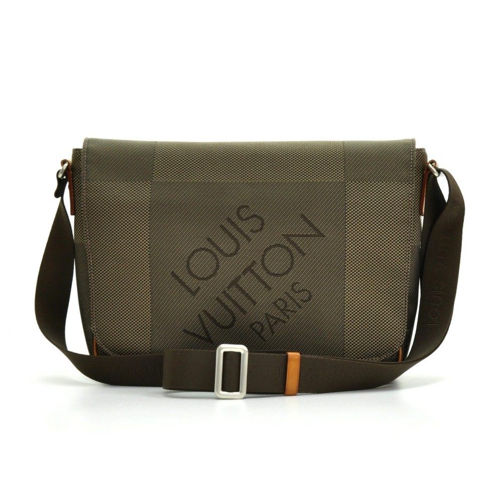 Louis Vuitton Damier Geant Terre Messenger Bag (SHG-25810) – LuxeDH