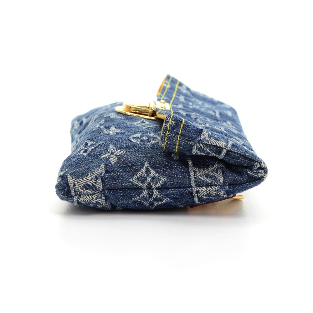 LOUIS VUITTON Clutch bag in signed denim, closing with a…