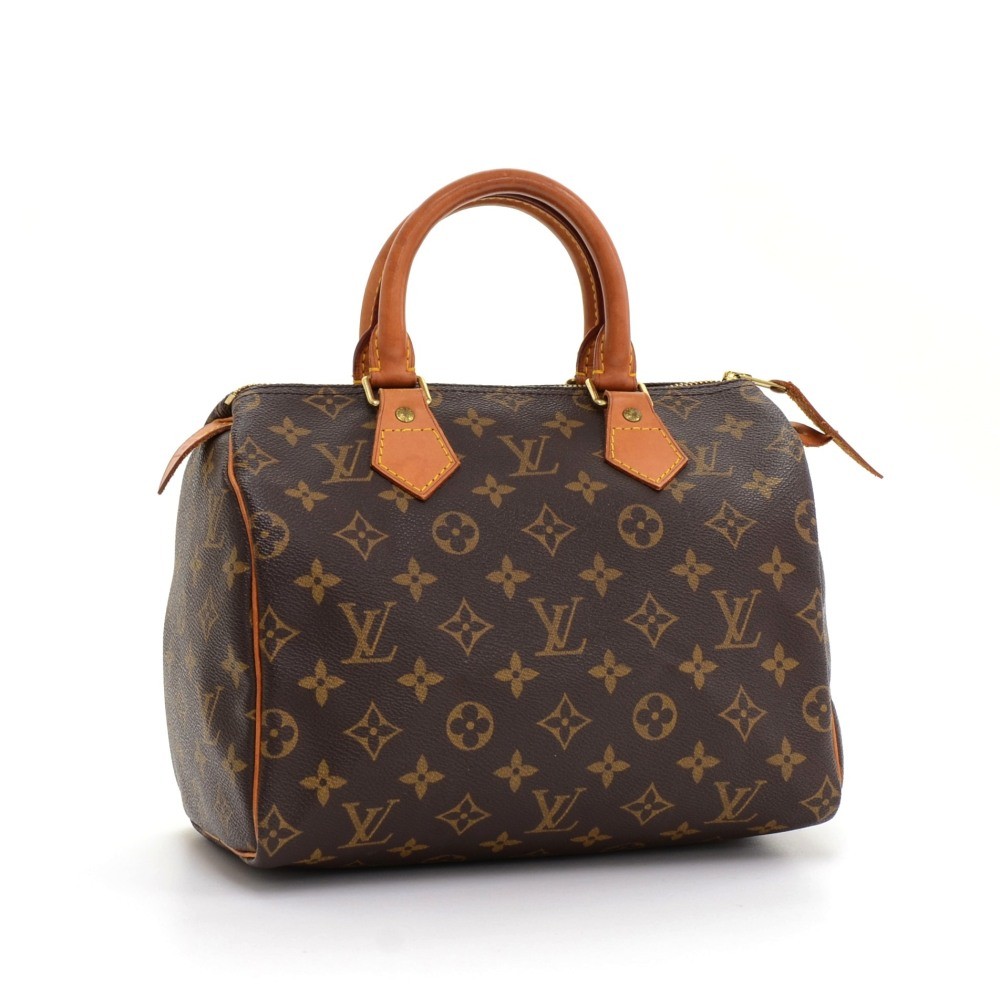 Unlock the perfect fusion of style and functionality with the Speedy  Bandoulière 25 Monogram Canvas City Bag in Brown! From bustling city…
