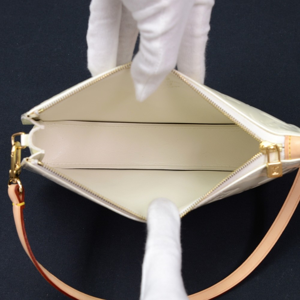 Lexington patent leather handbag Louis Vuitton White in Patent leather -  32394542