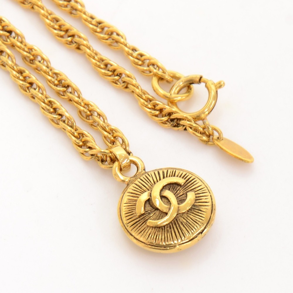 Chanel Vintage Chanel Gold Tone Round Pendant Chain Necklace