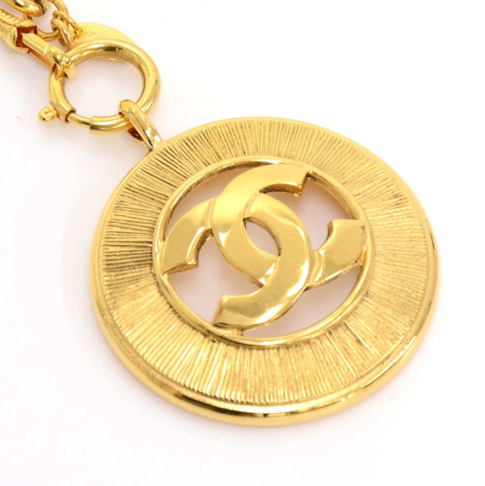 Chanel Vintage Chanel Gold Tone Large Round Pendant Chain Necklace