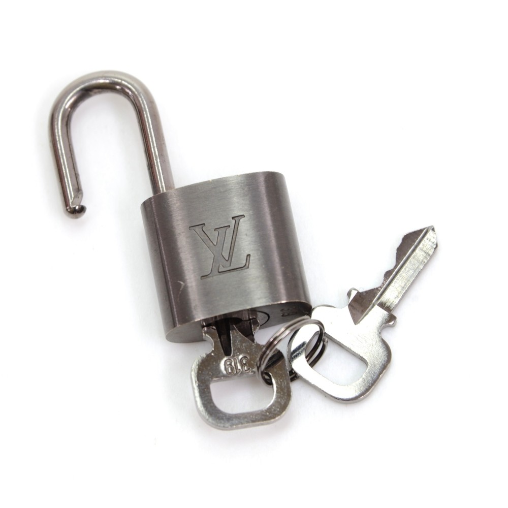 Louis Vuitton Louis Vuitton Cup Limited Kiwi gray key holder Pad lock