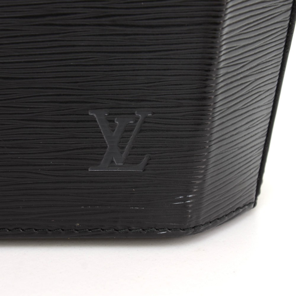 Sold at Auction: Louis Vuitton, Louis Vuitton, sac seau d'épaule et son  portemonnaie Cuir Epi noir, logo em