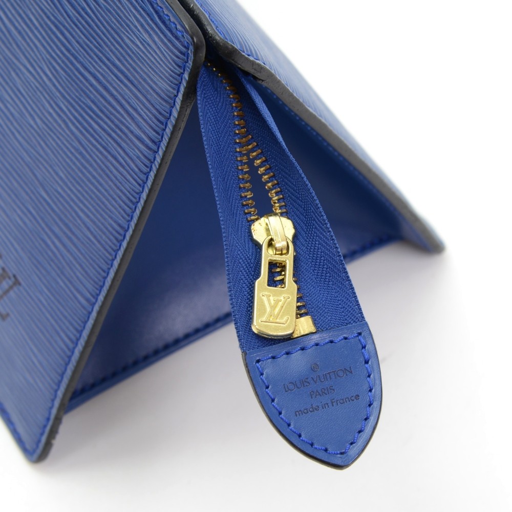 Sac triangle messenger en cuir Louis Vuitton Bleu en Cuir - 18899173