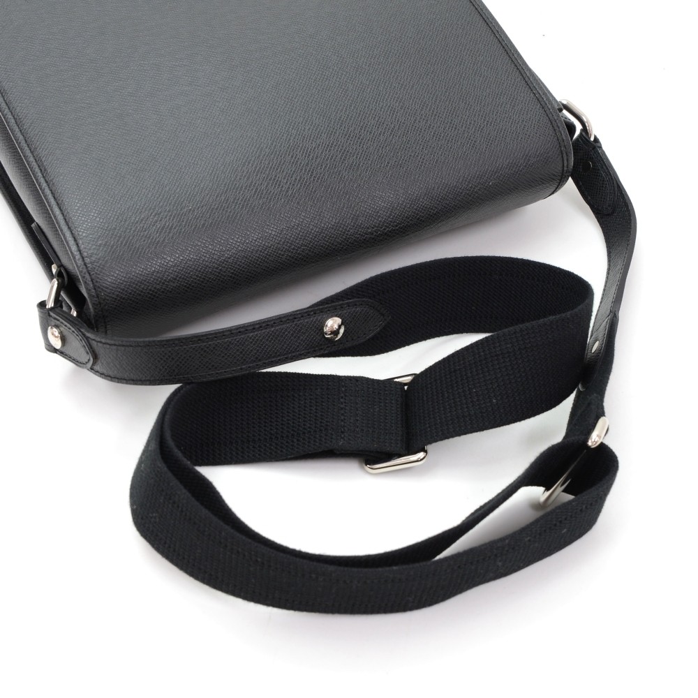 Louis Vuitton LOUIS VUITTON Diagonal Shoulder Bag Taiga New Flap