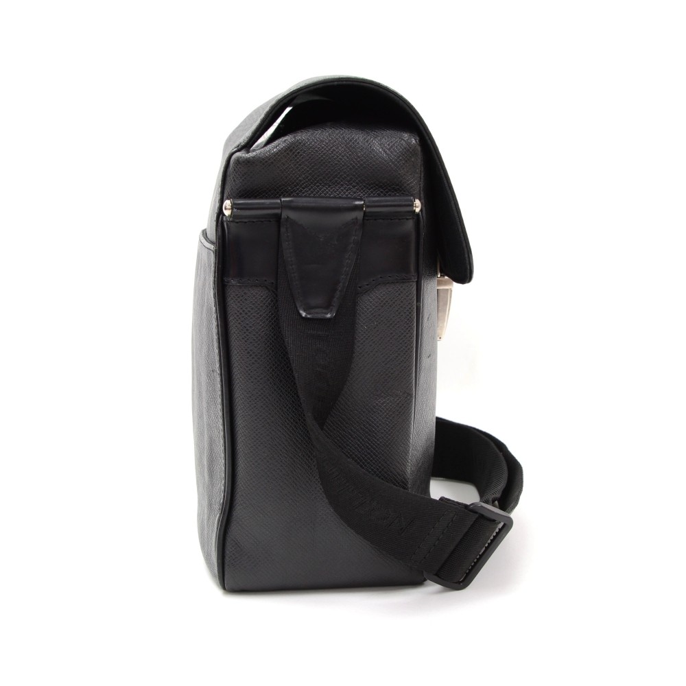 Louis Vuitton Yaranga Messenger Bag Taiga Leather Medium at 1stDibs