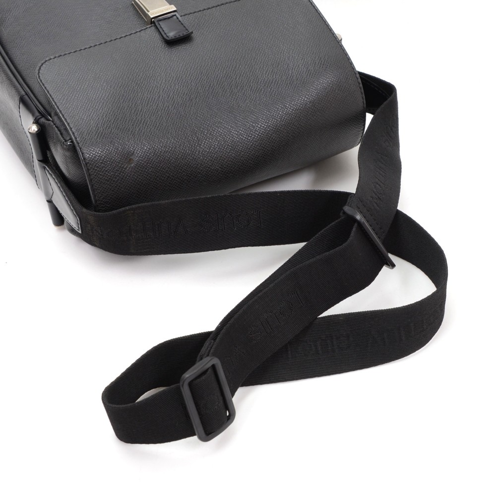 Louis Vuitton Yaranga Shoulder bag 364025