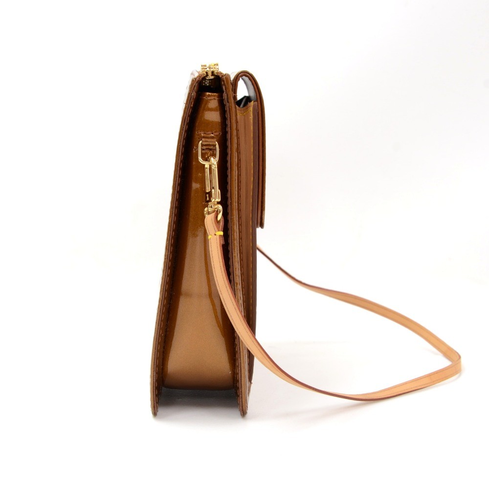 Louis Vuitton Pochette Mott Vernis Baguette Brown Leather Patent leather  ref.105990 - Joli Closet