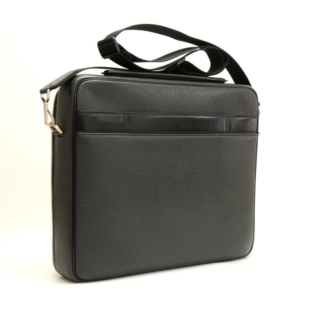 Louis Vuitton Taiga Black Leather ref.203076 - Joli Closet