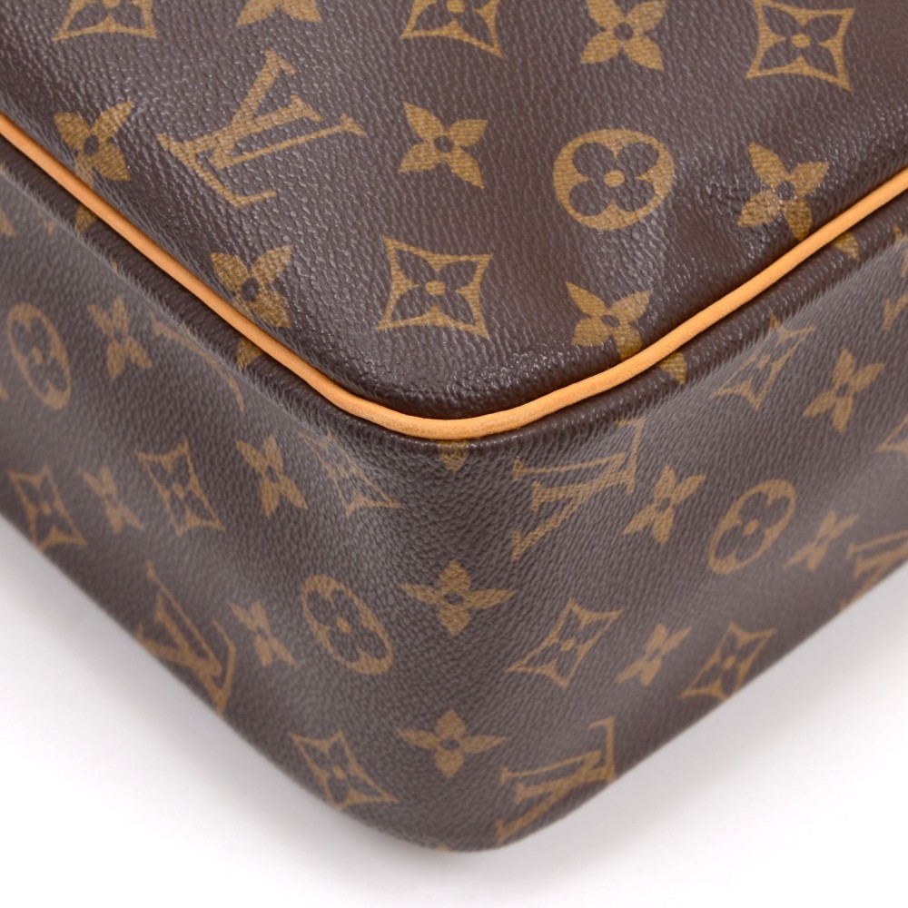 Brown Louis Vuitton Monogram Cite GM Shoulder Bag, the star chooses a blue  shearling coat and matching Louis Vuitton
