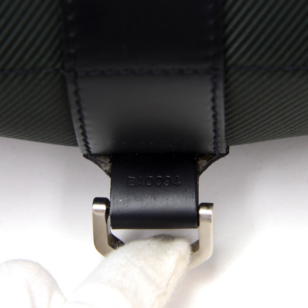 Louis Vuitton Noir/Vert Taiga Brushed Metal  Portable Gibeciere