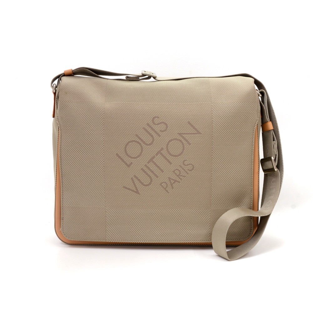 Louis Vuitton Damier Geant Messager Laptop Bag Review - the BEST