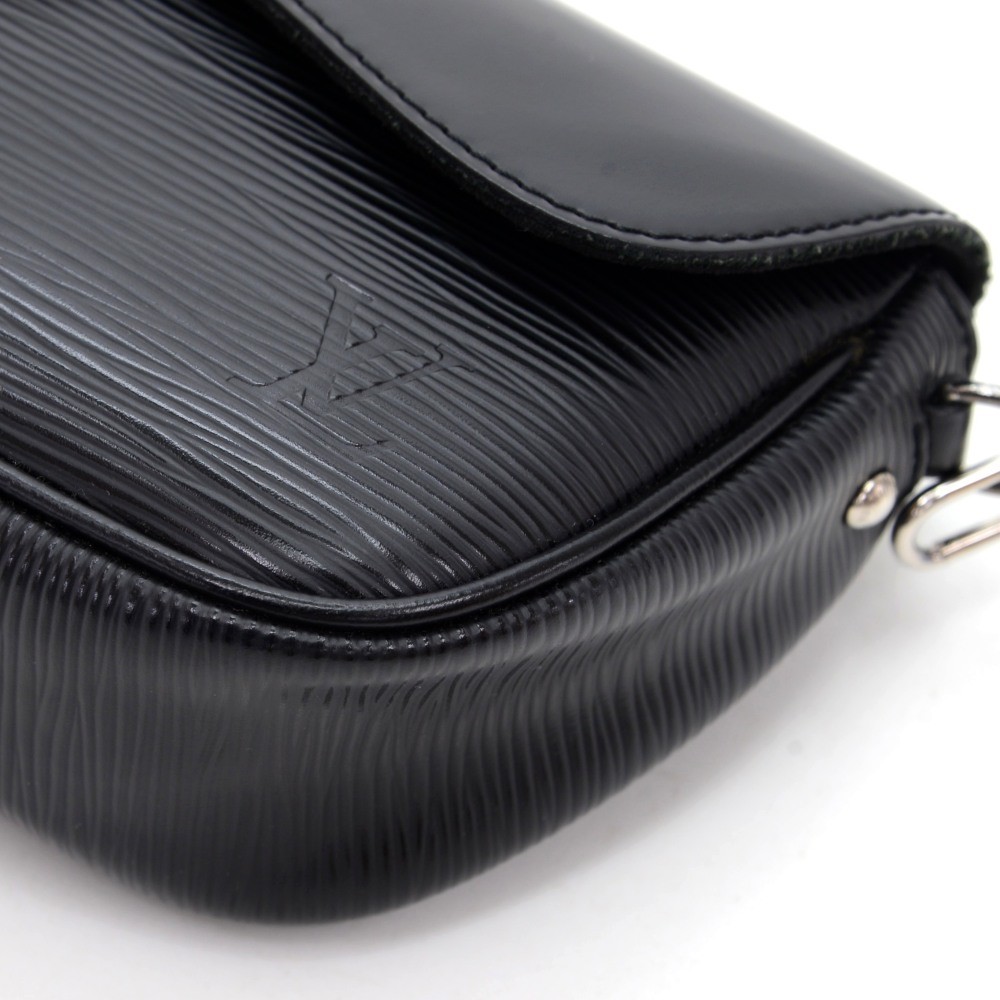 Louis Vuitton Epi Pochette Montaigne - Black Shoulder Bags, Handbags -  LOU612817