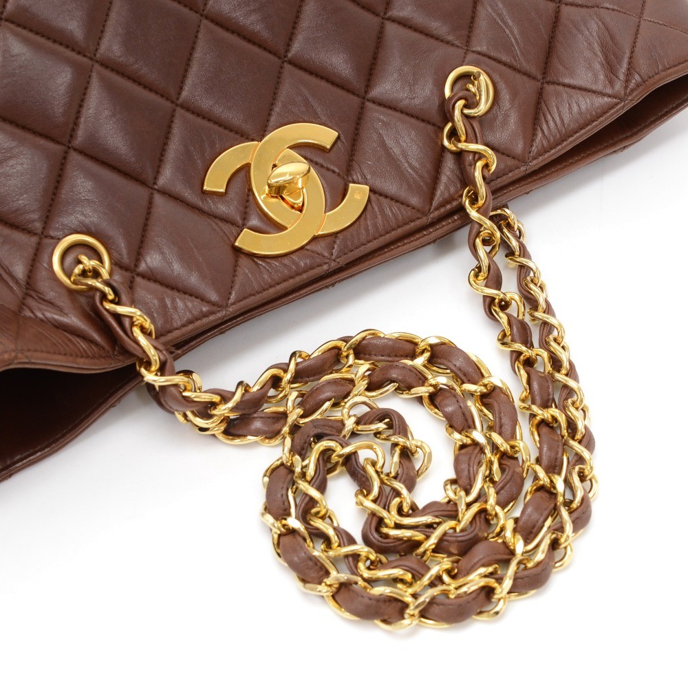 Alma Chain Bag Warna : Brown Material : Vegan Leather Small size: 23,5 cm x  6,5 cm x 14 cm Rp 1.675.000 Medium Size: 27 cm x 7 cm x 18…