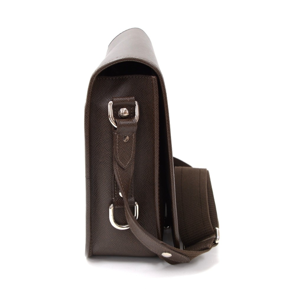 Louis Vuitton Taiga Leather Andrei Messenger Bag (SHF-23822) – LuxeDH