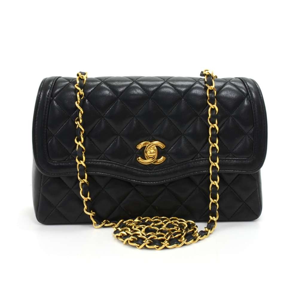 Chanel Vintage Chanel 9 Black quilted Curved Flap Shoulder Bag
