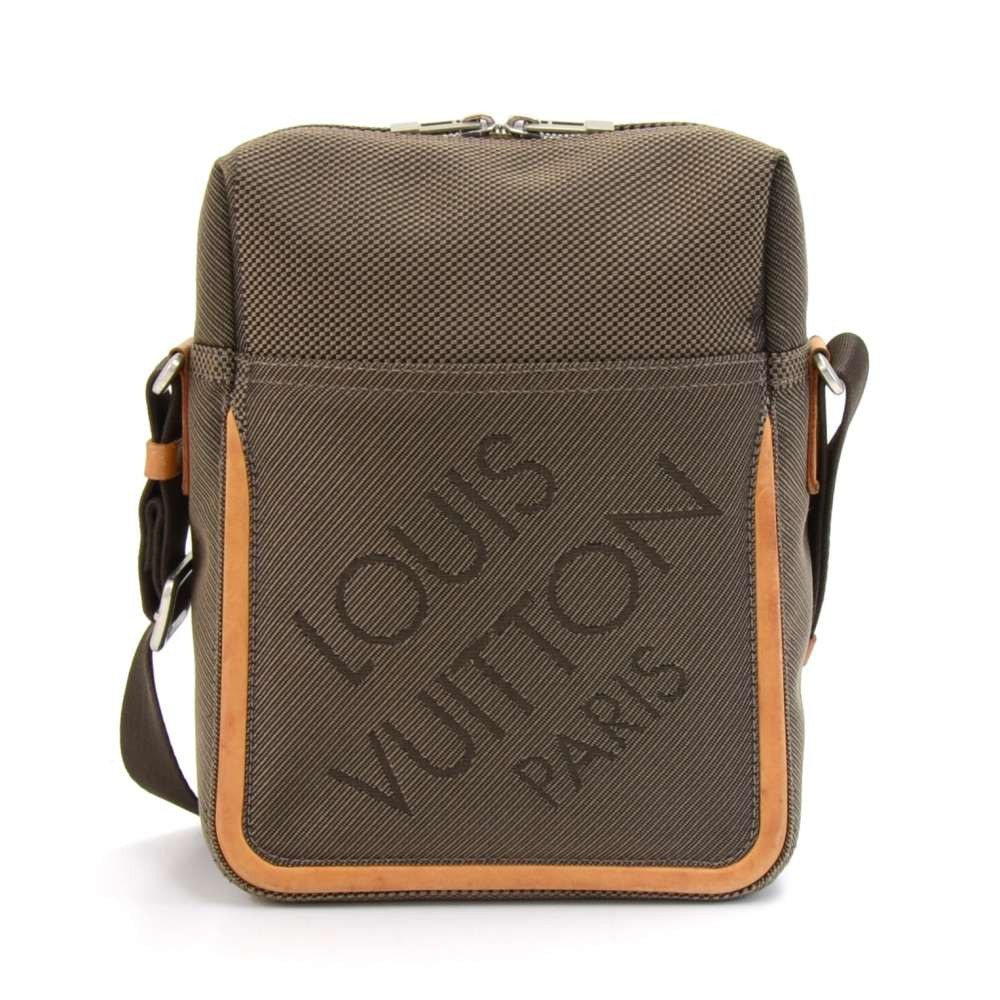 Louis Vuitton Messager Terre Damier Geant Canvas Messenger Bag at 1stDibs