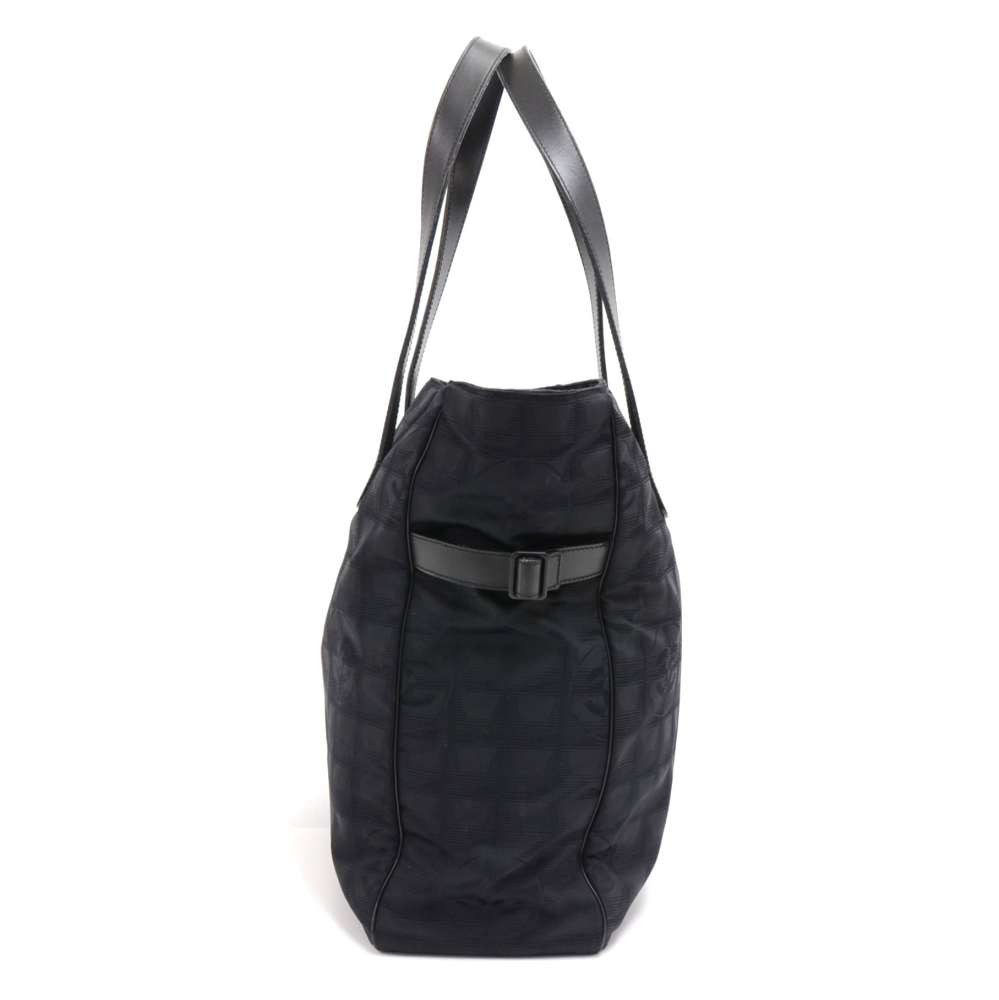 Travel bag Chanel Black in Synthetic - 29505468