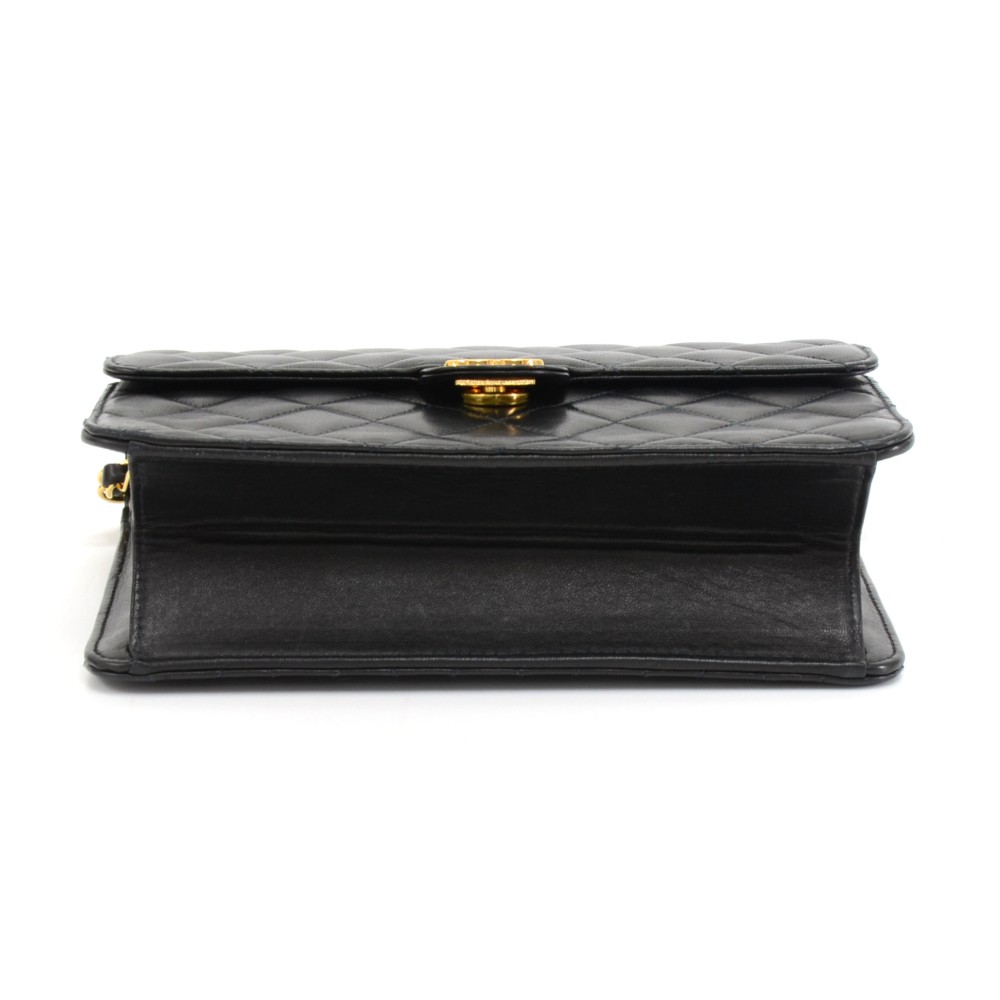 Chanel 22 leather handbag Chanel Black in Leather - 33446508