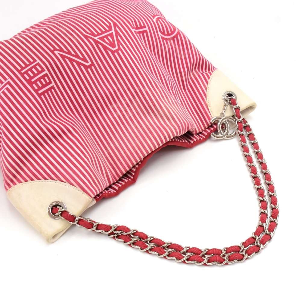 LOT 2 CHANEL KITS A SUMMER IN VENICE AND MAKE UP PATENT LEATHER RED WHITE  POUCH ref.888383 - Joli Closet