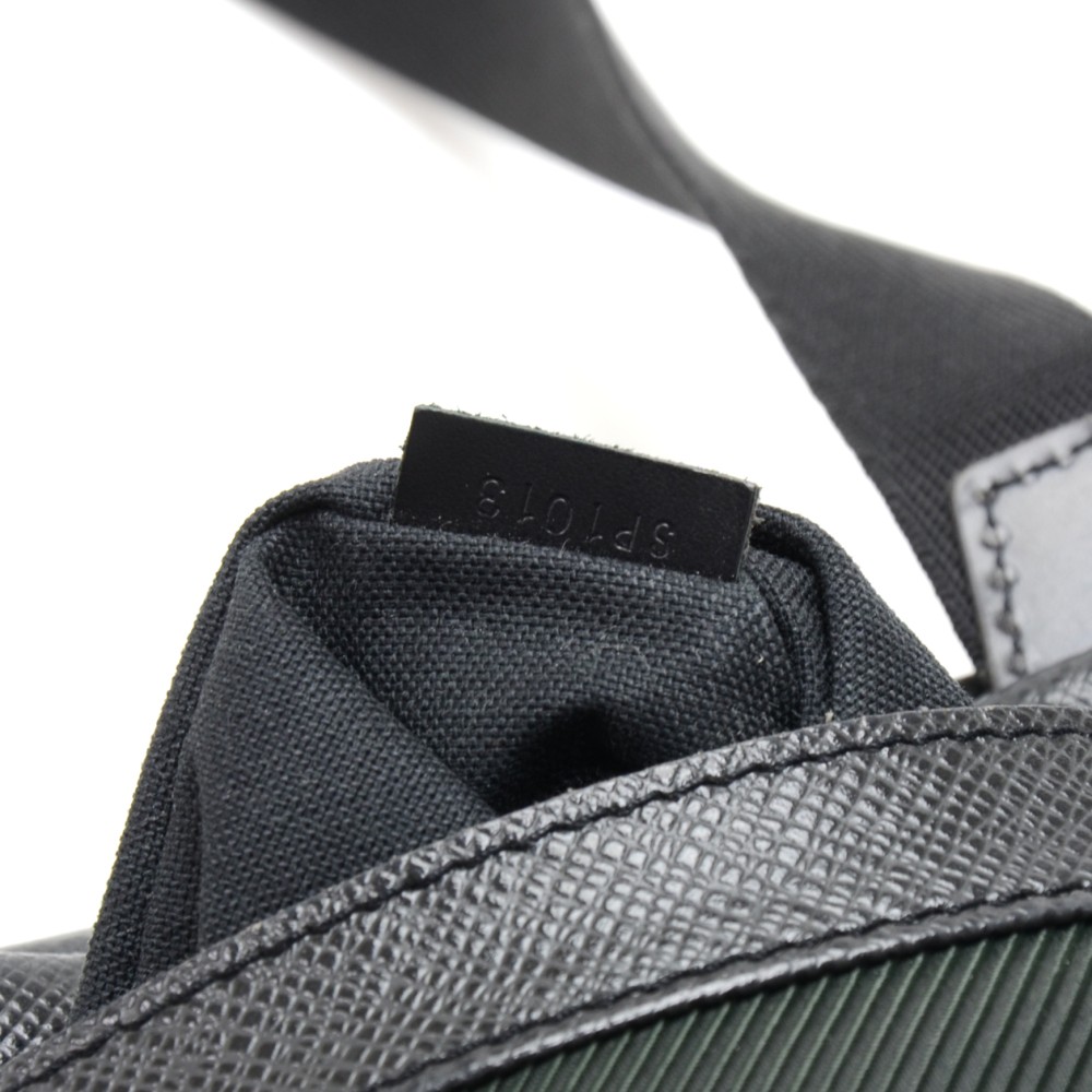 Louis Vuitton Taiga Sayan Shoulder Bag Second Hand / Selling