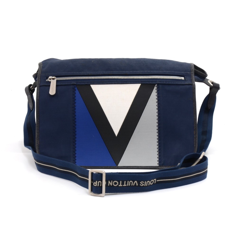 Leather bag Louis Vuitton Blue in Leather - 17623778