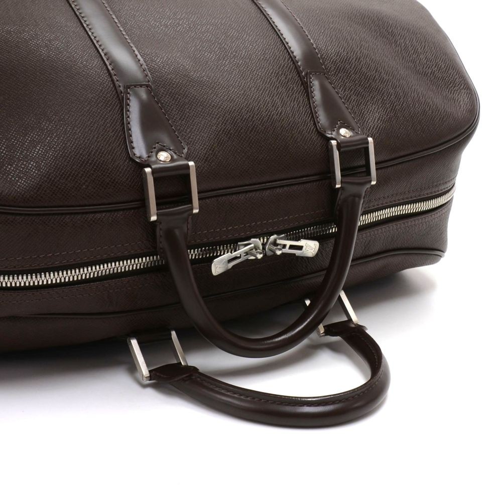 Louis Vuitton Splendid & Rare Kendall travel bag in mouse gray taiga  leather , Garniture en métal argenté Grey ref.508673 - Joli Closet